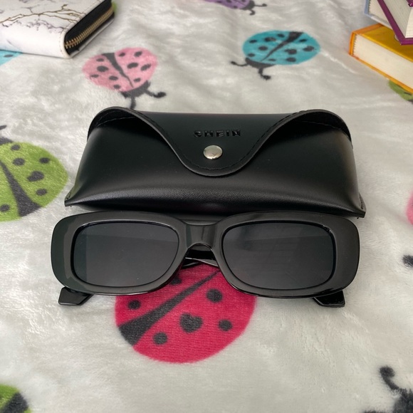 Women’s Accessories - Picture 13 of 16